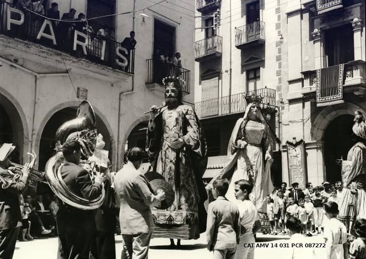 PASSAJANT PEL VALLS DE l’ANY 1950. LA PLAÇA DEL BLAT